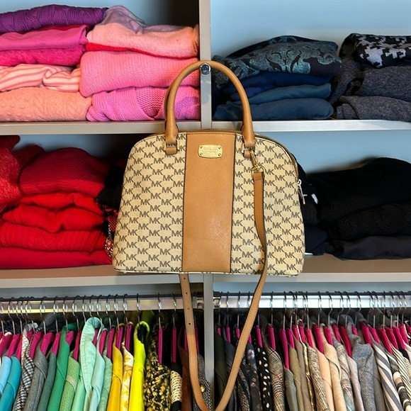 Michael Kors tan monogram dome satchel/crossbody - Picture 1 of 8